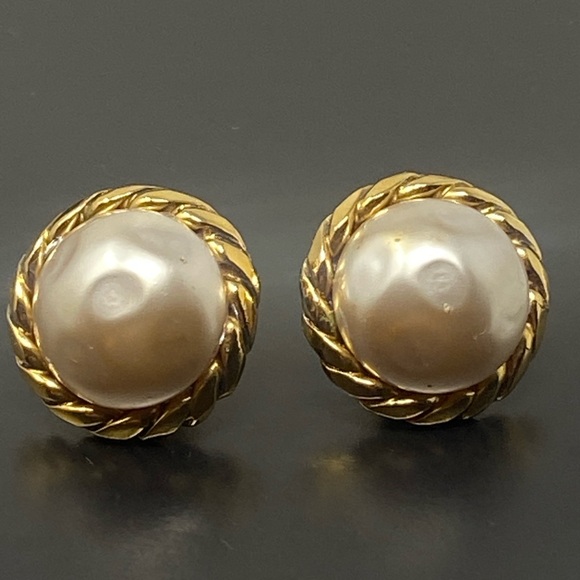 Chanel Vintage 1985 Gold Tone Faux Pearl Clip Earrings - Picture 7 of 16
